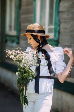 Antik bir şehrin arka planında bir kız yaz yürüyüşü.