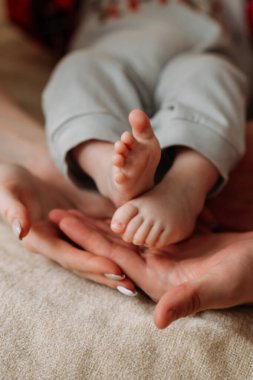 Ebeveynler çocuklarının bacaklarını destekliyor..