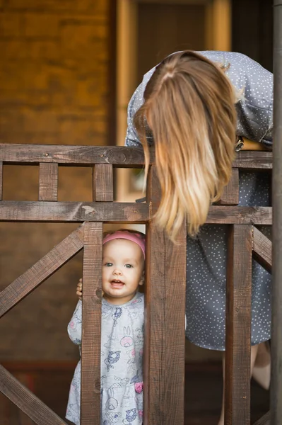 Una Niña Está Explorando Curiosamente Mundo — Foto de Stock