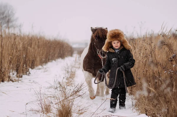 Grand Portrait Une Fille Avec Chapeau Fourrure Poney Rouge Blanc — Photo