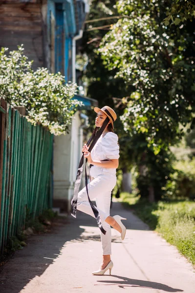 Young Girl Hat Background Blooming Streets City — Stock Photo, Image