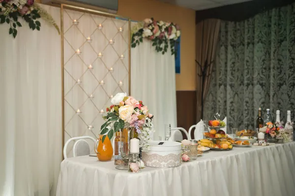 Der Hochzeitssaal Ist Elegant Mit Blumen Geschmückt — Stockfoto