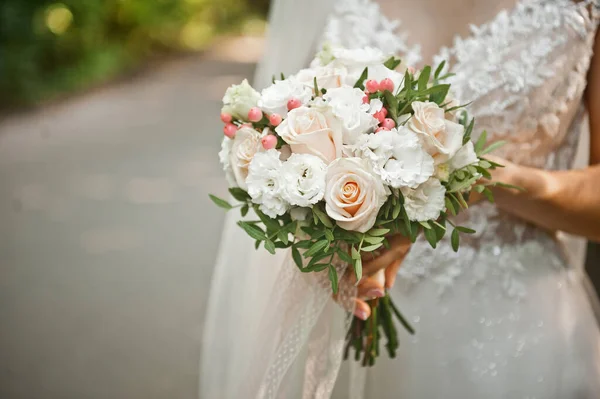 Photo Hands Newlyweds Close — Stock Photo, Image