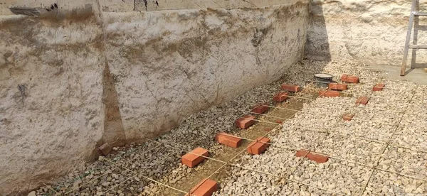 Özel bir evin bodrumunda drenaj sistemi kurmak..