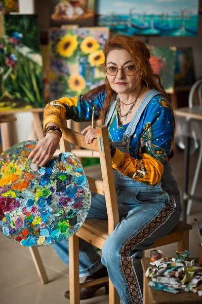 Artista Esperta Lavora Nel Suo Studio — Foto Stock