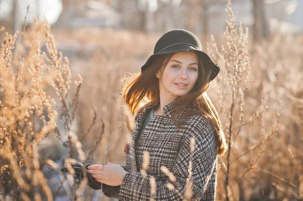 Retrato Uma Menina Bonita Nos Juncos Primavera Usando Chapéu — Fotografia de Stock
