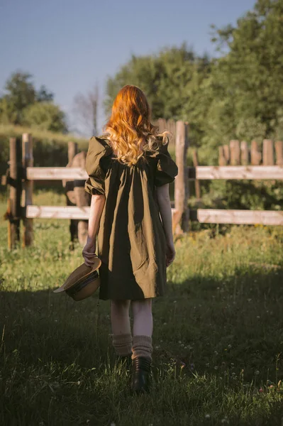 Une Fille Rousse Tient Près Enclos Avec Des Chevaux — Photo