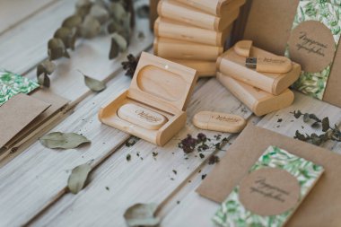 Tahta malzemelerin teslimatı için flaş bellek..