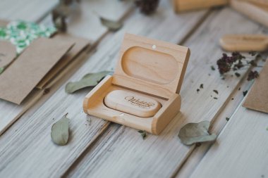 Tahta malzemelerin teslimatı için flaş bellek..