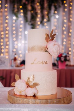 Yapraklı şık düğün pastası.