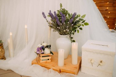 Düğün salonu dekorasyon elemanlarının geniş fotoğrafları..