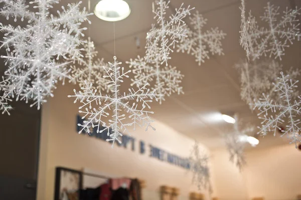 お店のショッピングホールのクリスマスの装飾 — ストック写真
