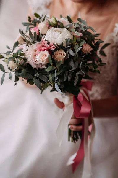 Bruid Een Opengewerkte Jurk Houdt Een Ketting Haar Handen — Stockfoto