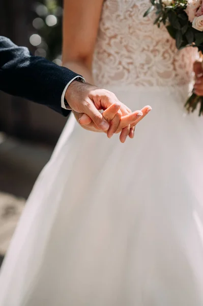 Una Tierna Foto Toques Conmovedores Los Recién Casados — Foto de Stock