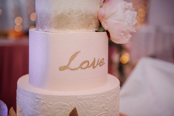 Оригинальный Высокий Свадебный Торт Украшен Цветами Листьями — стоковое фото