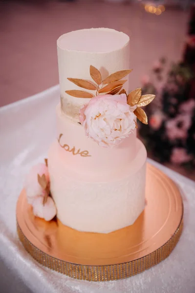 Originell Hög Bröllopstårta Dekorerad Med Blommor Och Blad — Stockfoto