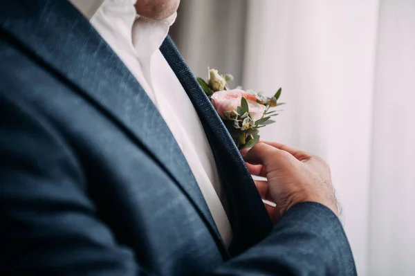 Homem Corrige Boutonniere — Fotografia de Stock