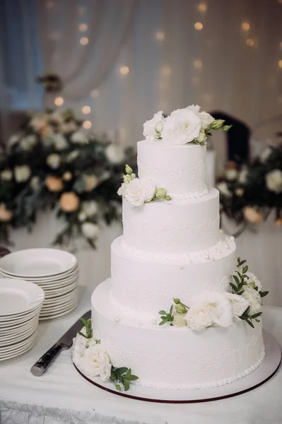 Pastel Cuatro Niveles Decorado Con Hojas Verdes —  Fotos de Stock