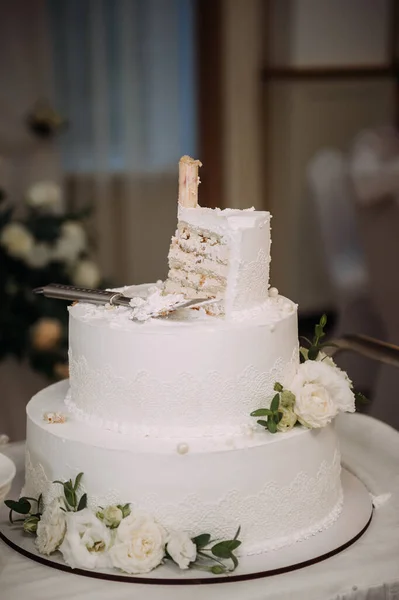 Ein Schneeweißer Kuchen Mit Vier Rängen — Stockfoto