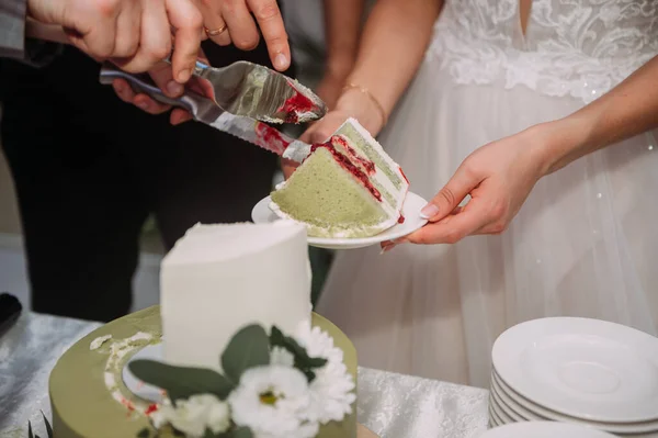 Hellgrüne Kleine Torte Zur Hochzeit Angeschnitten — Stockfoto