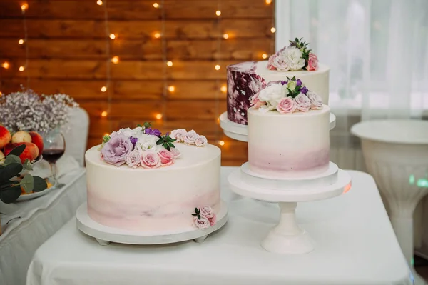 Wedding Cakes Handing Out Newlyweds — Stock Photo, Image