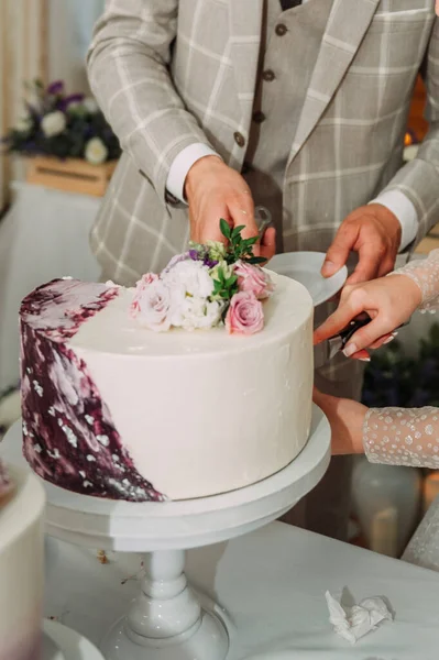 Eine Tortenkaskade Für Die Hochzeit — Stockfoto