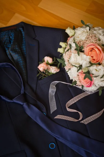 婚礼前新郎和新娘的花束和服装 — 图库照片