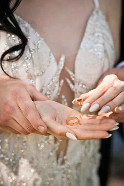 Sonniges Foto Des Brautpaares Beim Händchenhalten — Stockfoto