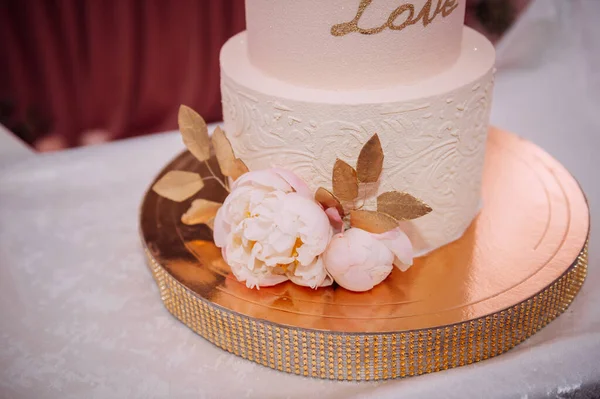 Оригинальный Высокий Свадебный Торт Украшен Цветами Листьями Стоковое Изображение