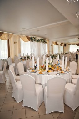 Kumaş dekore edilmiş bir düğün salonu..