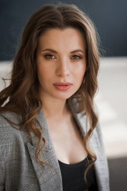 Takım elbiseli güzel bir kızın büyük bir fotoğrafı..