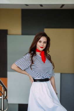 Uzun, kalın saçlı, harika bir kız..