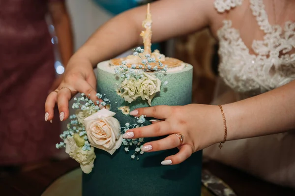 Eine Dreistufige Torte Mit Weißer Und Grüner Färbung — Stockfoto
