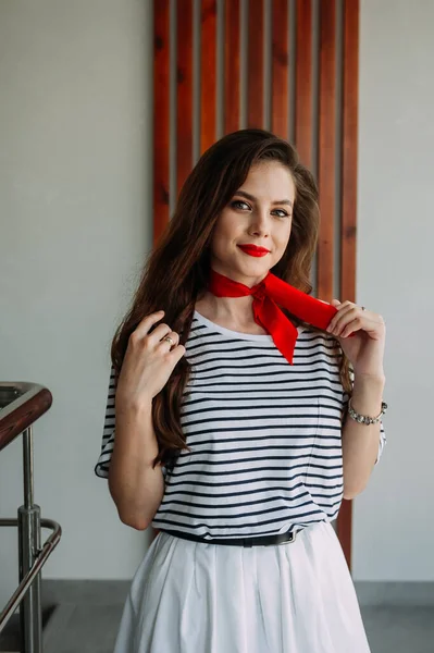 Egy Csintalan Lány Csíkos Pólóban Piros Nyakkendőben — Stock Fotó