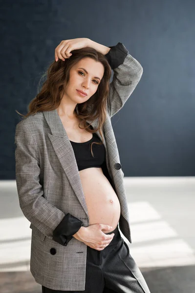 一个没有大肚子的怀孕女孩 免版税图库照片