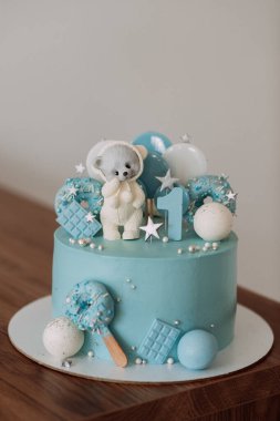 İlk doğum günün için güzel dekore edilmiş bir pasta..