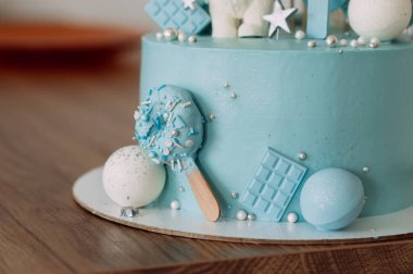 Oğullarımın ilk doğum günü için küçük bir pasta..