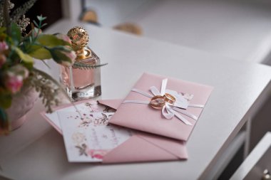 Gelin ve damat kıyafetleri törenden önce masanın üstünde..