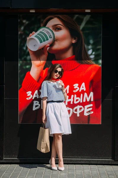 Egy Lány Kávét Iszik Egy Plakát Hátterén Egy Lánnyal Egy — Stock Fotó