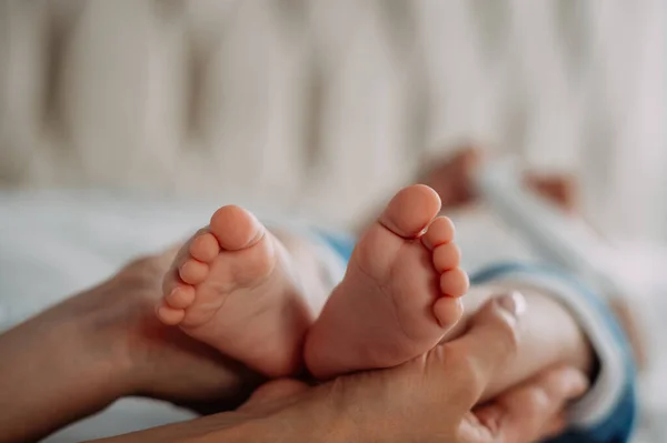 Mamá Sostiene Bebé Por Los Pequeños Pies — Foto de Stock