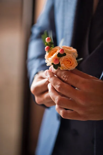 Egy Csokor Mini Rózsa Vőlegény Kezében — Stock Fotó