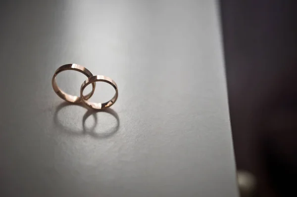 Los Anillos Los Recién Casados Están Rodando Sobre Mesa — Foto de Stock