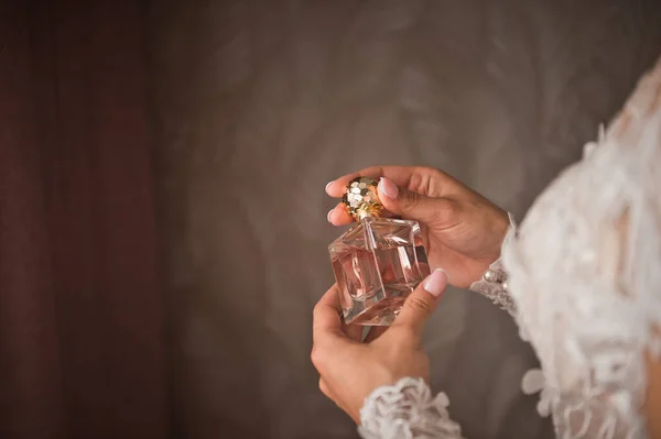 Piękna Butelka Perfum Dłoniach Dziewczyny — Zdjęcie stockowe