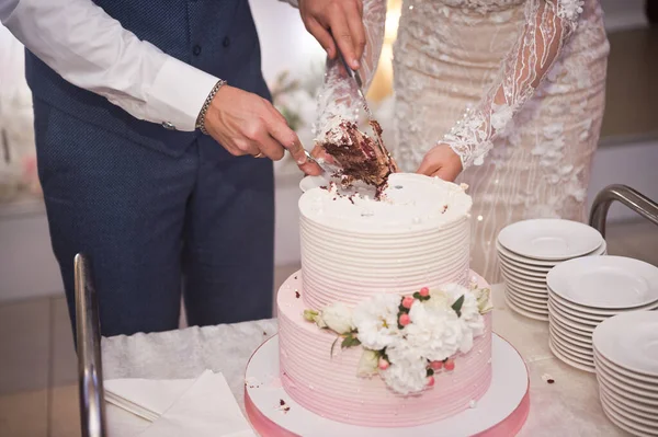 Das Brautpaar Schneidet Die Hochzeitstorte Stücke — Stockfoto