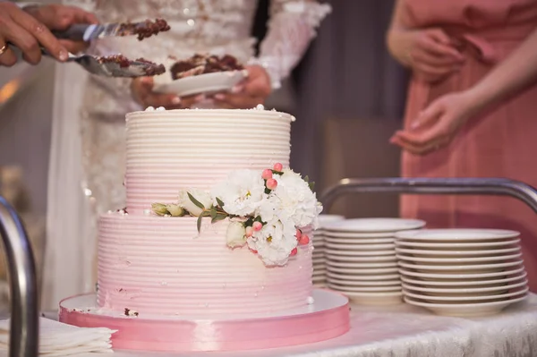 Braut Und Bräutigam Teilen Die Hochzeitstorte Für Die Gäste Auf — Stockfoto