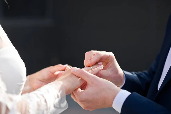花嫁と新郎は結婚指輪を指につけた — ストック写真