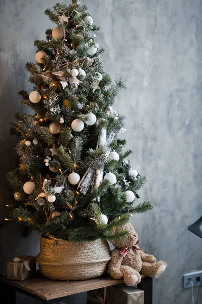 Uma Grande Árvore Natal Decorada Com Balões Vários Brinquedos — Fotografia de Stock