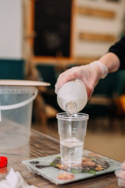 Epoksi reçine ve pigmentlerden dekoratif ürünler yaratma süreci.