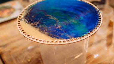 Epoksi reçine ve pigmentlerden dekoratif ürünler yaratma süreci.