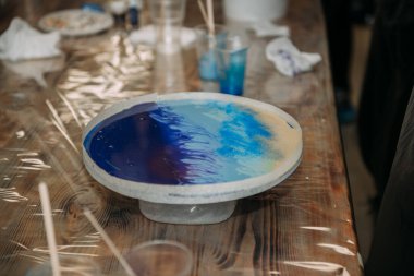 Epoksi reçineyle çalışmayı öğrenmek için bir tablo.